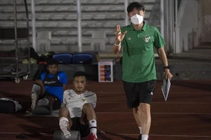 ‘Tử chiến’ với Singapore, ông Shin ca ngợi… ông Park