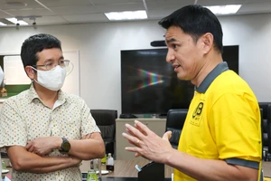 Cái bắt tay của Kiatisak với bầu Hải