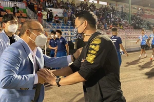 Kiatisak lại ngược dòng, chủ nhà thua đau dưới mắt thầy Park