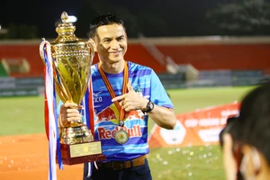 Chiếc cúp đầu tiên của Kiatisak