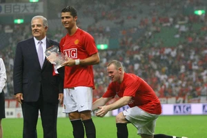 Rooney dằn mặt Ronaldo