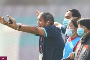 HLV Mai Đức Chung xót xa cầu thủ chạy không nổi sau khi nhiễm COVID-19