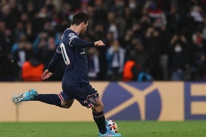 Courtois chê bai Messi sút penalty yếu