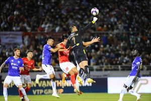 4 thủ môn nhiễm COVID-19, một trận đấu tại V-League lại hoãn