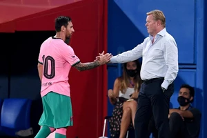 Koeman tiết lộ việc bị ép đẩy Messi 'ra đường'