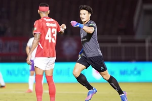 3 phút của Bùi Tiến Dũng và thử thách đối đầu đồng đội cũ