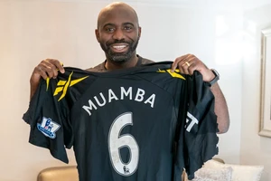 Cựu sao Premier League kể chuyện suýt chết trên sân cỏ