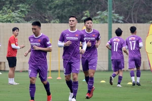 Mất nhiều trung vệ, ông Park thử cầu thủ Việt kiều