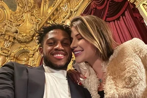 Đội nhà tệ hại, các cầu thủ MU vẫn dửng dưng ăn chơi