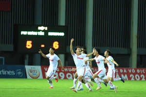 Thầy trò Guillaume đi tiếp trên loạt sút định mệnh