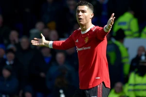 Ronaldo tức giận đập điện thoại của fan sau trận thua đau