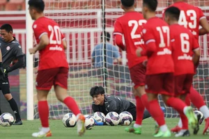 Loại 11 cầu thủ lãn công ra khỏi đội hình, CLB TP.HCM thua trên loạt đấu súng