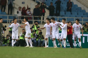 Đối thủ lớn đe dọa ngôi vương của thầy trò ông Park