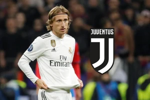 Bà đầm già săn đuổi Quả bóng vàng cũ