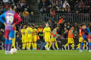 Barca rối loạn, Bayern ra giá cho Lewandowski 