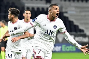 Mbappe chịu ở lại PSG, Real lục đục tìm người thay thế
