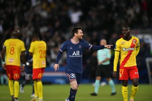 Đàn anh vừa đấm vừa xoa Messi khi bị chỉ trích