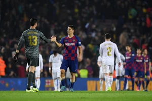 Courtois chế nhạo Barca như những gã hề
