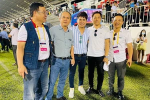 Chơi đẹp, thầy trò Kiatisak nhận thưởng 1 tỉ đồng 