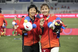 Clip: Chương Thị Kiều cười ngất và nói tiếng Kh'mer với đồng nghiệp Campuchia