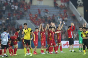 Cầu thủ Malaysia khóc nức nở, thầy trò ông Park cười hớn hở