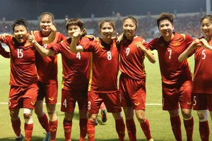 Thầy Chung và tiền vệ Thùy Trang tính cửa đánh bại Thái Lan