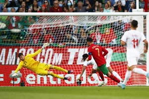 Mẹ của Ronaldo rơi nước mắt khi con trai ghi bàn thứ 117