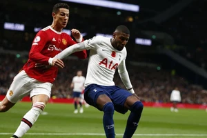 Kinh hoàng sao Tottenham bị cướp có súng