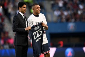 Mẹ của Mbappe xấu hổ sau cú "quay xe" của con trai