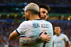 Aguero lần đầu tiên nói về việc Messi bị hắt hủi