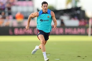 Thầy của Lewandowski mỉa mai Barca 'điên rồ'