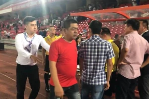 Người nhổ nước bọt vào mặt trọng tài bị cấm đến sân 36 tháng