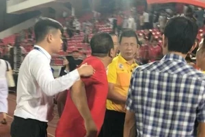 Người có hành vi nhổ nước bọt vào mặt trọng tài vi phạm luật gì?