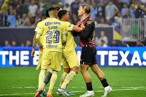 Quái lạ Grealish càng bị chơi xấu càng phấn khích