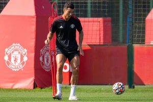 Không ai mua, Ronaldo trở lại MU tập luyện