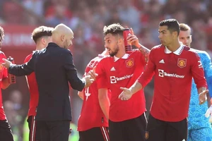 Ten Hag cho Ronaldo ngồi ghế dự bị 