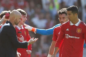 Ronaldo chọc tức Ten Hag 