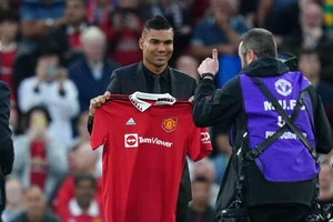 Màn chào sân Old Trafford đặc biệt của Casemiro
