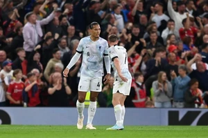 Ten Hag sướng như điên, nội bộ Liverpool lục đục 