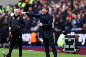 Thua 3 trận, Gerrard bị kêu gào từ chức