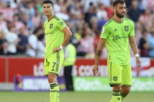 Martinez tranh cãi nảy lửa, Ronaldo khó thoát kiếp dự bị