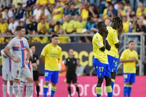 Xúc động cầu thủ hỗ trợ cấp cứu cổ động viên lên cơn đau tim