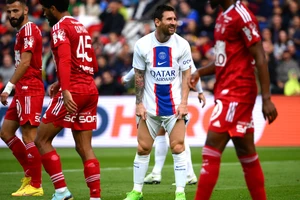 Vì sao Messi không chuyền bóng cho Hakimi? 