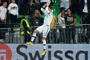 Sancho dạy cho Ronaldo một bài học