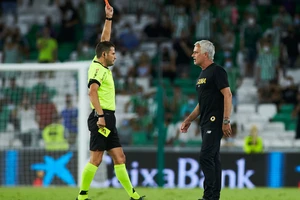 Mourinho nói gì sau khi bị trọng tài đuổi lên khán đài?