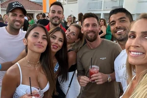 Suarez bảo vệ Messi khi bản hợp đồng 'khủng' bị rò rỉ