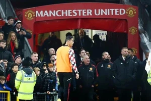 CĐV hạ nhục Ronaldo chỉ ngồi ghế dự bị và trong đường hầm