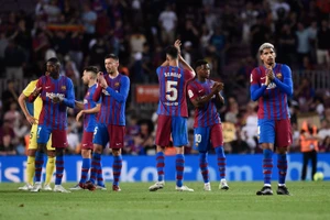 Bị loại khỏi Champions League, người hâm mộ Barca gọi tên… Messi
