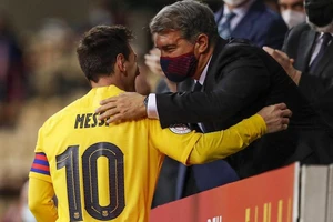 Tức giận vì bị phản bội, Messi trả đũa Barca