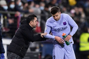 HLV Xavi nói lời cay đắng với Pique, Ramos an ủi bạn hiền 